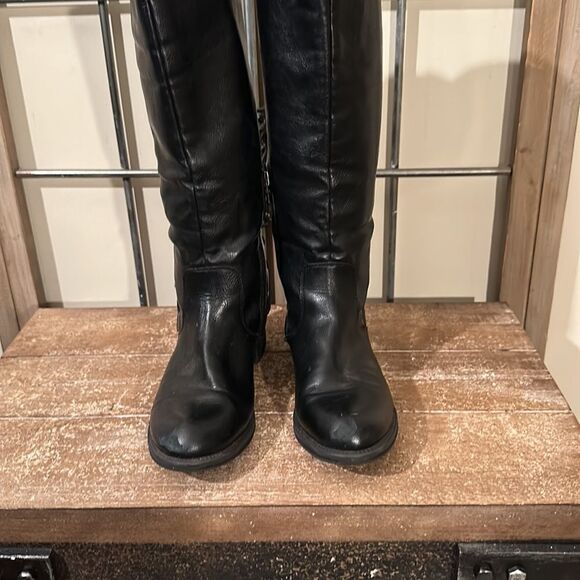 Black leather boots lace up in the back zipper on the sides - Picture 7 of 8